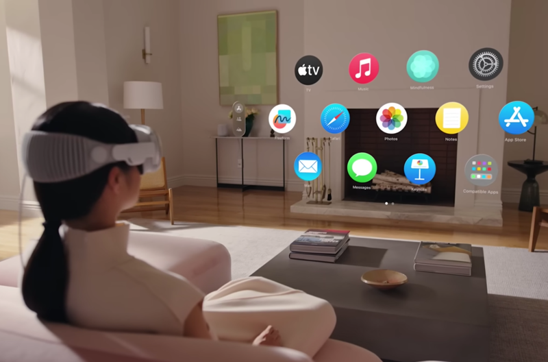 Frau mit Apple VR Brille sieht schwebende Apple Apps